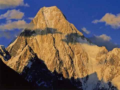 Broad Peak Trekking Guidebook -
Gasherbrum IV At Sunset From Concordia - Himalayan Trails (Sentiers de l'Himalaya) book
